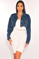 Detail einer dunkelblauen Jeansjacke im Cropped-Stil mit ausgefranstem Saum - S / Dunkelblau