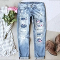 Hellblaue Jeans mit Rissen und floralen Leoparden-Mustern auf grauem Hintergrund - 3XL / Hellblau + Orchideen Druck (TP5011306)