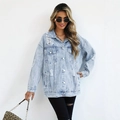Dettaglio della giacca in denim azzurro con finiture strappate e bottoni metallici - S / Blu Chiaro (TP-25080502)