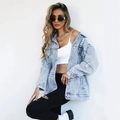 Dettaglio giacca di jeans celeste con strappi vintage e vestibilità ampia alla moda - Taglia S / Parte Superiore (96005) / Azzurro