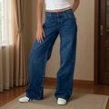 Detail der dunkelblauen Weitbein-Jeans mit Waschtextur und hoher Taille Passform - S / Dunkelblau