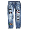 Blaue High-Waist Weihnachtsjeans mit festlichen Totenkopf-Patches und Weihnachtsprint - S / Schneemann Weihnachtsbaum Druck
