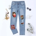 Jeans dritti azzurri consumati con stampa Merry Christmas e toppe festive con motivi natalizi - S / Stampa Leopardata Rossa