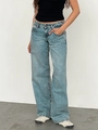 Detail van de lichtblauwe snowflake-wassing op de high waist jeans met wijde pijpen - S / Meerblauw