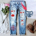 Damen Jeans mit elastischem Bund, roten Lippen-Stickereien und Destroyed-Effekten - S / Hellblauer Lippendruck