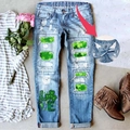 Jean femme bleu clair avec déchirures, patchs trèfles et taille élastique pour St. Patrick - S / Bleu clair