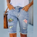 Damen Jeans-Shorts in Hellblau mit modischen Rissen, Festtagsprints und ausgefransten Säumen - S / Hellblau (Piniennadel Aquarelldruck)