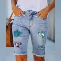 Short en jean bleu clair pour femme avec patchs imprimés colorés et ourlet effiloché - S / Imprimé Moulin à Vent Bleu Clair (TP111302)