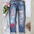Γυναικείο μπλε τζιν με ξεβάμματα, φλοράλ μπαλώματα και σχέδιο καρδιάς - S / Μπλε Πλυμένο Τυπωτό Στυλ