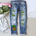 Hellblaue Jeans im Washed-Look mit Kleeblatt-Patches und festlicher Zwergen-Stickerei - S / Blau