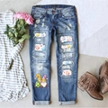 Jeans dritti a vita media con strappi e toppe di gnomi pasquali su tessuto denim blu - Ttp2211 Stampa Di Uova Di Pasqua + Babbo Natale E Uova Di Pasqua Sull'orlo Dei Pantaloni / 3XL