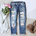Jeans donna blu scuro con strappi, stampe coniglietto Happy Easter e toppe - Ttp2212 Uovo Di Pasqua + Due Orecchie Da Coniglio E La Scritta Happy Stampata Sull'orlo Dei Pantaloni / 3XL