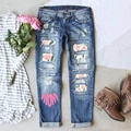 Detail of floral patches and heart-shaped MOM print on ripped blue straight-leg jeans - Pink MOM Style (TP2404137)