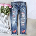 Détail de jeans déchirés avec écussons drapeau américain et cœurs sur les chevilles - S / Bas / Bleu Foncé - Imprimé Drapeau Cœur