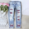 Détail de jean déchiré avec écussons drapeau américain et imprimé bière sur denim bleu - S / Bas (TP2404033) / Bleu Clair - Imprimé Chopes de Bière