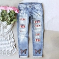 Détail de jean déchiré avec patchs drapeau américain et imprimé papillon en denim clair - S / Bas / Bleu Clair - Imprimé Papillon (TP2404031)