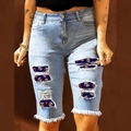 Pantaloncini di jeans azzurri da donna con stampa Phillies e dettagli strappati alla moda - S / Azzurro