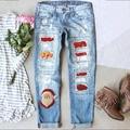 Jeans strappati donna azzurro chiaro con toppe natalizie e grafica di Babbo Natale casual - S / Stampa Natalizia Blu Chiaro