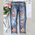 Schmal geschnittene blaue Jeans mit Weihnachtsmann-Prints und festlichen Aufnähern - S / Blau (Weihnachtsmann-Druck)