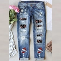 Mittelblaue Destroyed-Jeans mit weihnachtlichen Flicken und geradem Bein im festlichen Look - S / Weihnachtsweinglas-Druck Blau