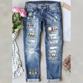 Jeans blu strappati con stampa di gnomi natalizi e toppe a quadri rossi per Natale - S / Blu Stampa Babbo Natale