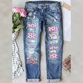 Jeans da donna a vita media con toppe a cuore rosa e stampe di cartoni animati - S / Blu Medio