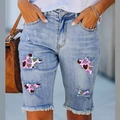 Damen Denim Bermudas in Blau mit Distressed-Löchern und bunten herzförmigen Aufnähern - S / Blaues Herz-Patch-Stil