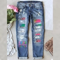 Zerstörte blaue Jeans mit bunten Pailletten-Patches und Krebsbewusstsein-Aufdruck - S / Buntes Leopardenmuster-Stil
