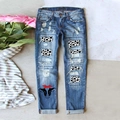 Jeans blu strappati per San Patrizio con toppe con stampa mucca e design grafico - 3XL / Blu Con Stampa Mucca E Motivo Fermaglio Rosso
