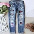 Mittelhohe blaue Jeans mit Destroyed-Effekten und bedruckten Pink-Tour-Patches - S / Blau Bedruckt