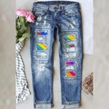 Jeans blu da donna con toppe arcobaleno e strappi alla moda per un look casual unico - S / Blu Lavato Patchwork Arcobaleno