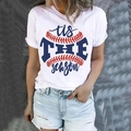 Damen Weißes Independence Day T-Shirt mit Baseball Grafik Print und Rundhalsausschnitt - S / Tis The Season Druck