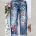 Jeans blu strappati da donna con ricami floreali e toppa LOVE rossa applicata - S / Blu Scuro Stampa Lettere LOVE