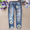 Jeans a vita alta con strappi tie-dye e stampe di margherite e farfalle alla moda - 3XL / Toppa Tie-dye + Stampa Margherita
