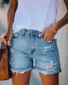 Hellblaue Jeansshorts für Damen mit modischen Rissen und fixiertem Umschlag am Saum - S / Hellblau