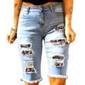 Pantaloncini di denim a vita alta azzurri da donna con toppe leopardate e orli a frange - S / Blu Chiaro Patch Leopardata