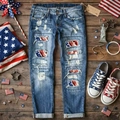Jeans vintage blu scuro con stampa bandiera USA e strappi su sfondo legno - S / Blu Scuro Strappato Stampato (TP26010602)