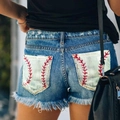 Short en jean pour femme avec broderie baseball rouge sur poches arrière et ourlet effiloché - S / Style de Couture Baseball