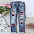 Hellblaue Jeans mit Distressed-Effekten und roten Karo-Herz-Patches mit Love-Schriftzug - 3XL / Blau Herz Zerrissener Stil