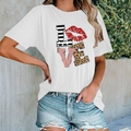 Détail d'un t-shirt en coton blanc avec impression artistique LOVE et motif léopard - Blanc