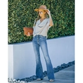 Schmal geschnittene Schlagjeans mit hoher Taille aus gewaschenem Denim und V-Ausschnitt-Top - S / Blau