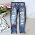 Jeans blu lavato da donna con strappi e toppe a tema baseball decorativi - S / Stile blu con toppa da baseball e stampa sull'orlo