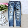 Bequeme blaue Jeans mit Used-Look-Details und schwarz-weißem Schachbrettmuster-Patchwork - 3XL / Mittelblau Schwarz-Weißes Schachbrett-Patch-Stil