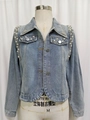 Détail de veste en jean bleu clair avec broderie de perles et de billes métalliques au col - S / Bleu clair
