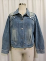 Détail de la veste en jean délavé avec poches à rabat et col classique sur un mannequin - S / Bleu