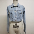 Veste en jean courte bleu clair pour femme avec manches longues et poches poitrine - XS / Bleu