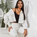 Set giacca di jeans bianca da donna con jeans strappati e canotta nera casual - Bianco