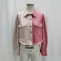 Détail de la veste en jean patchwork rose bicolore avec ourlet effiloché et boutons argentés - XS / Rose Mixte