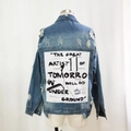 Veste en jean bleu vieilli avec grand imprimé slogan au dos et détails déchirés - S / Bleu