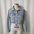 Dettaglio della giacca di jeans azzurra con nappe argentate e orlo a taglio vivo - S / Blu Lavato Chiaro
